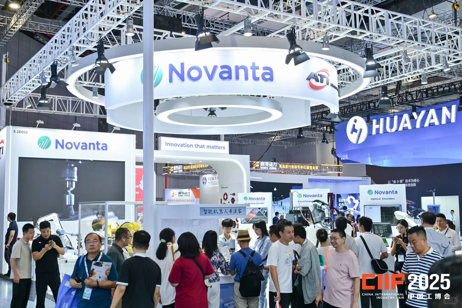 上海工博会机器人展现场?