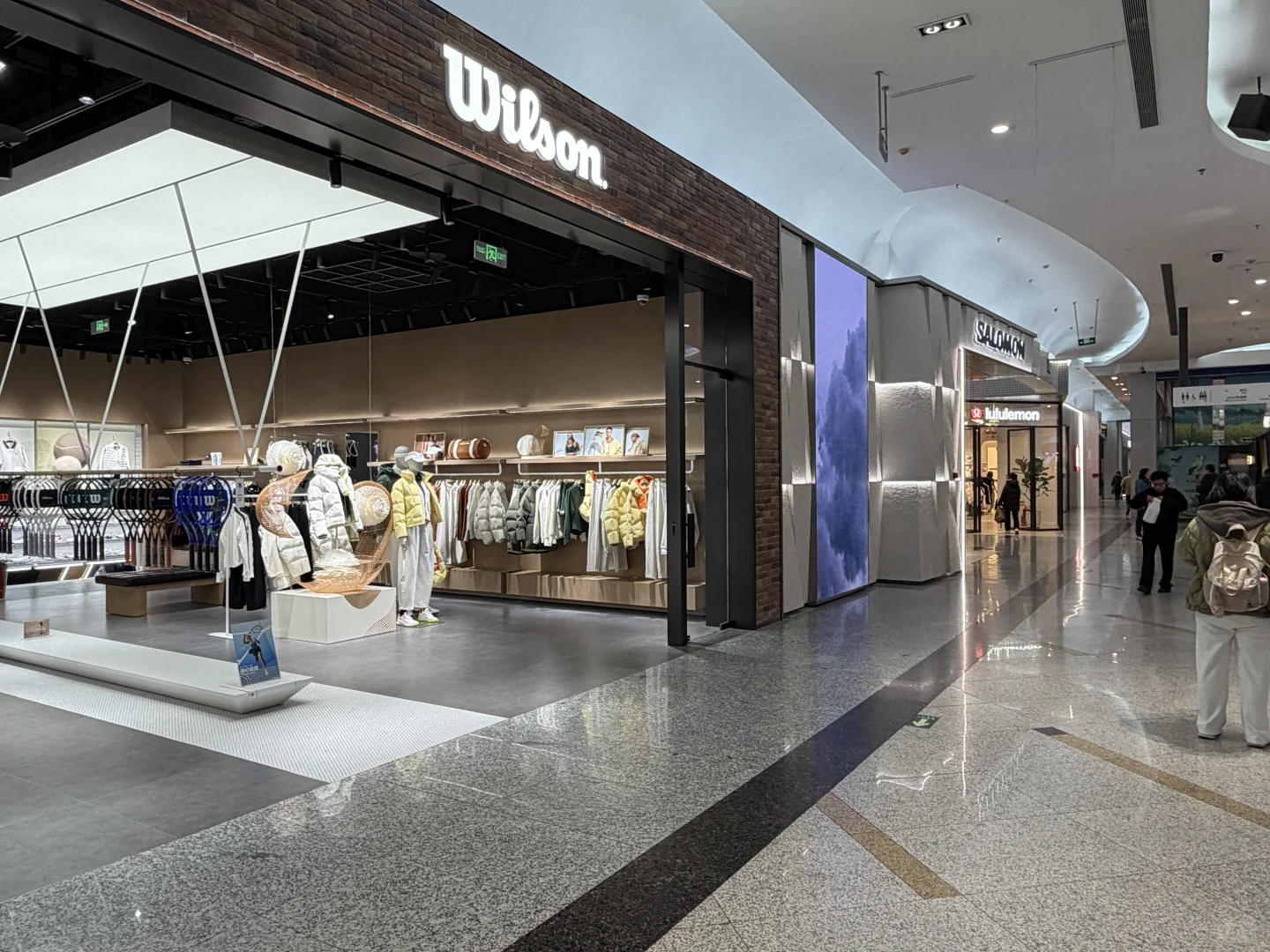 北京的购物中心户外品牌扛大旗了