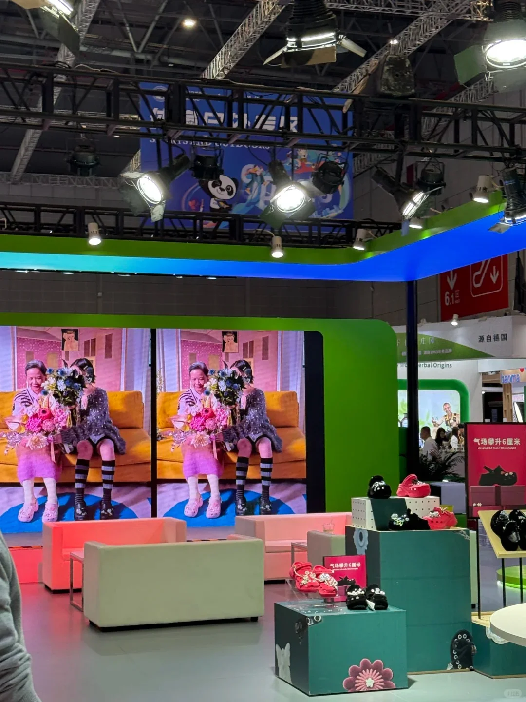 Crocs卡骆驰进博展台：「洞」见潮流新生态