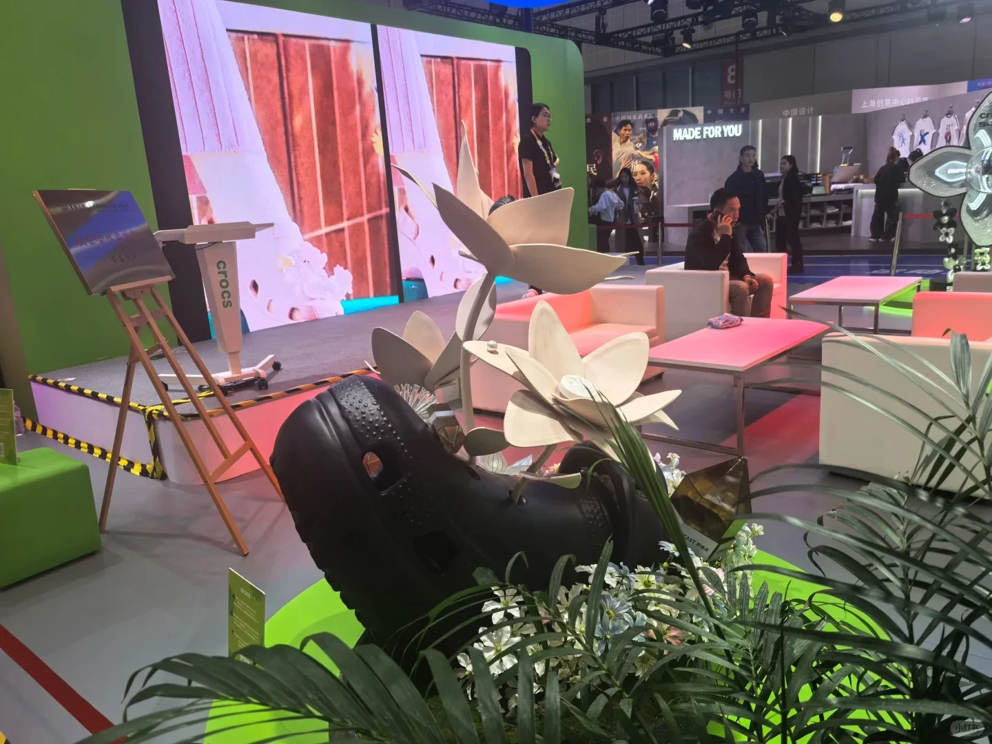 Crocs卡骆驰进博展台：「洞」见潮流新生态