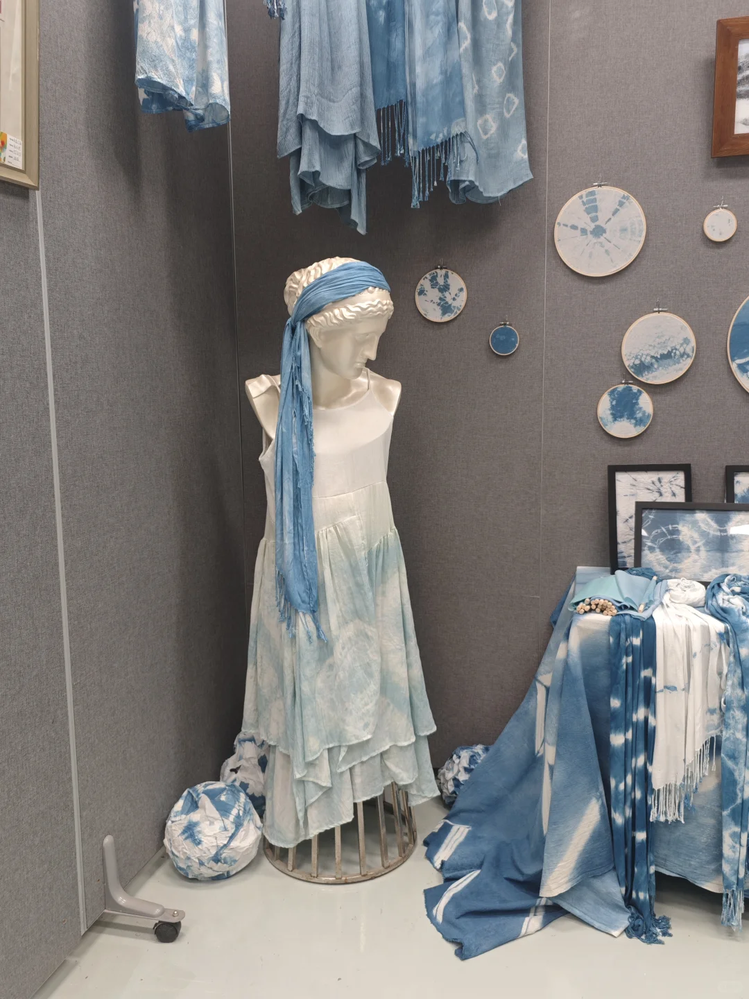 校园实训室的扎染展直接美到失语