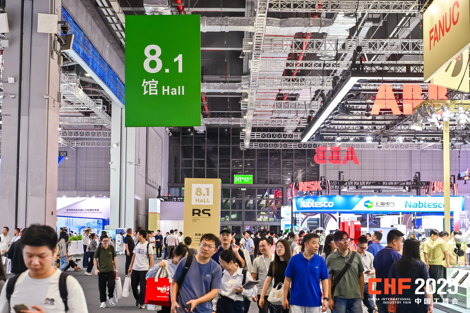 上海工博会机器人展现场?