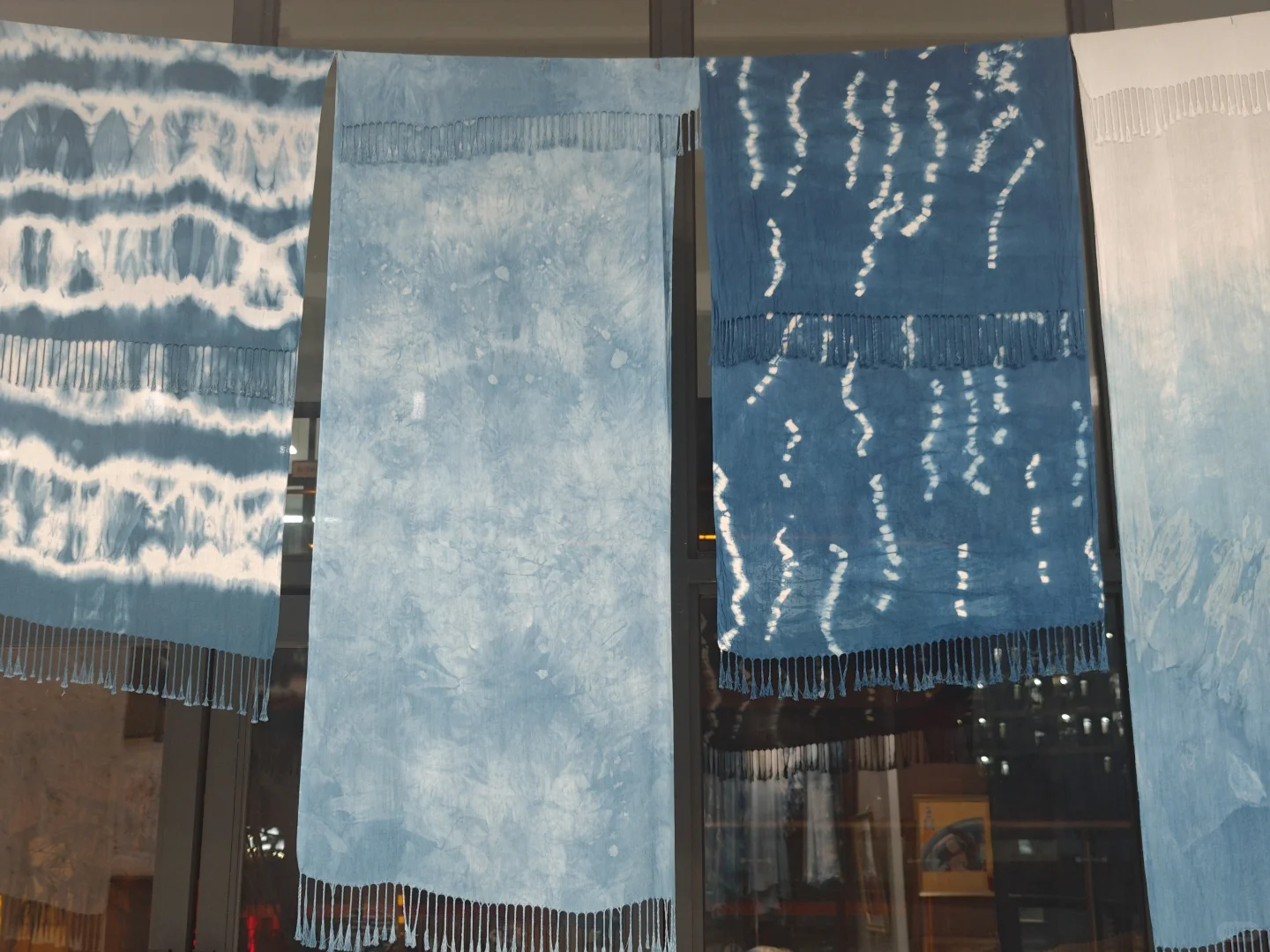 校园实训室的扎染展直接美到失语