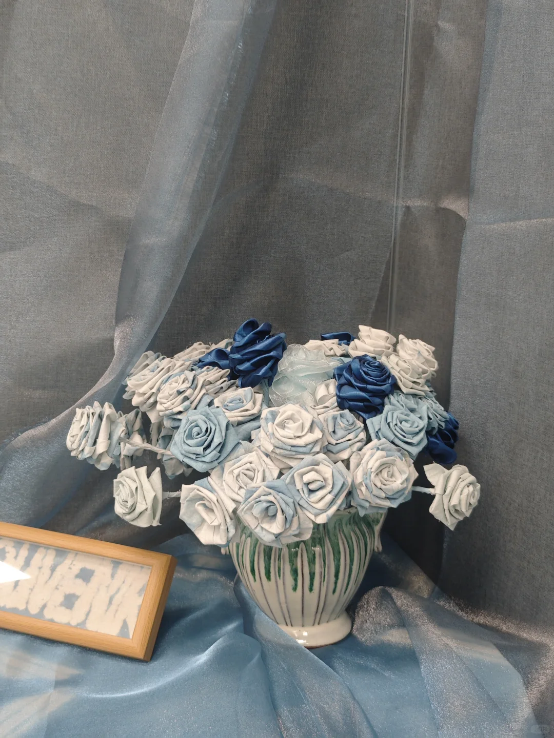 校园实训室的扎染展直接美到失语