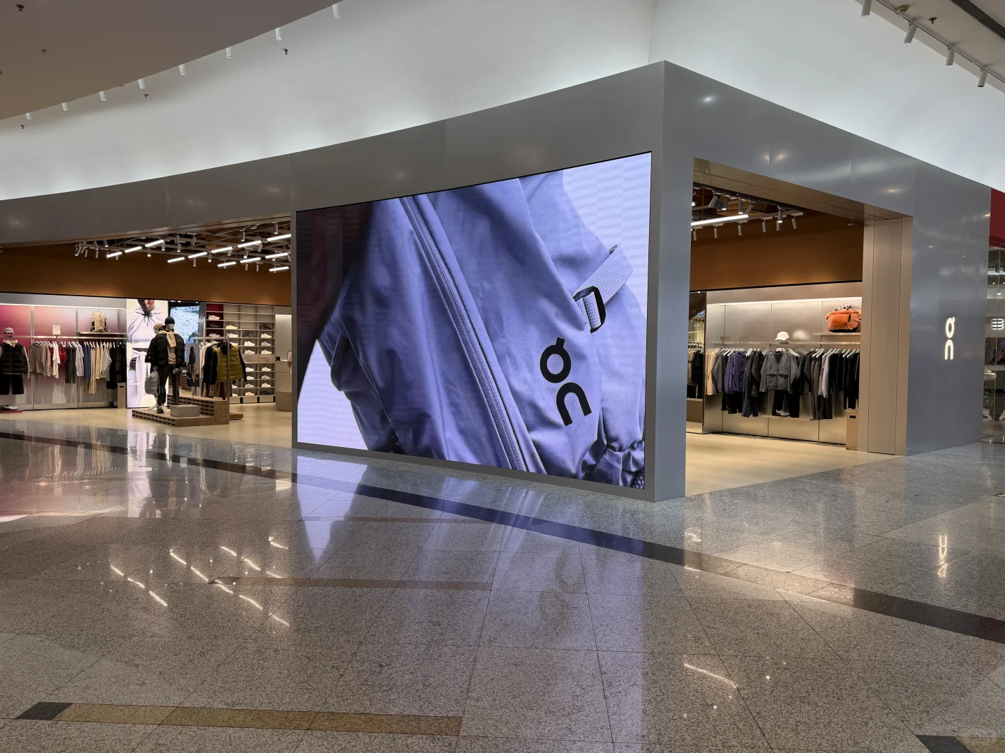 北京的购物中心户外品牌扛大旗了