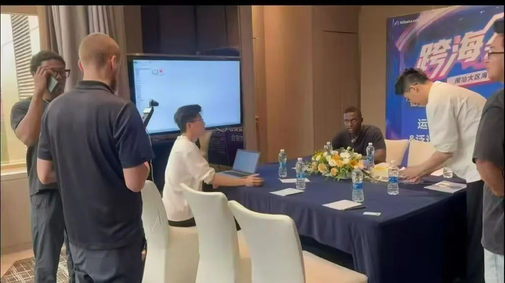 深圳跨境人集合！圣诞不逛街逛阿里总部?