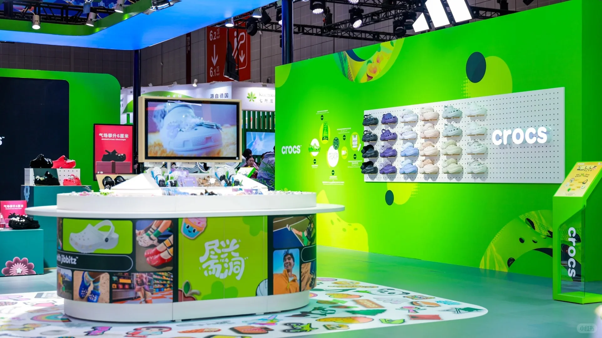 Crocs卡骆驰进博展台：「洞」见潮流新生态