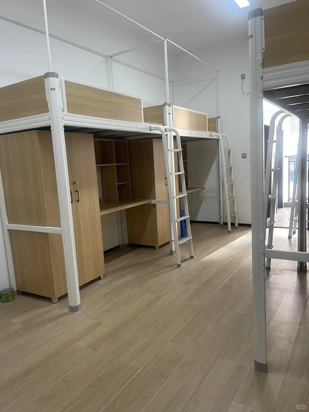 电子厂日常：日薪240元的“流水线人生