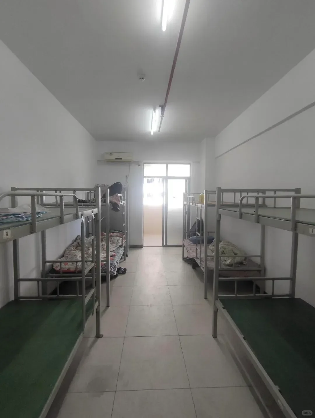 电子厂日常：日薪240元的“流水线人生