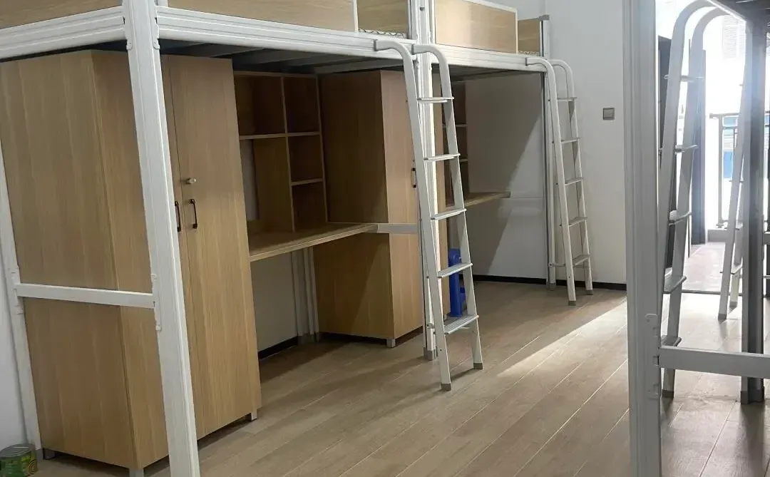 电子厂日常：日薪240元的“流水线人生