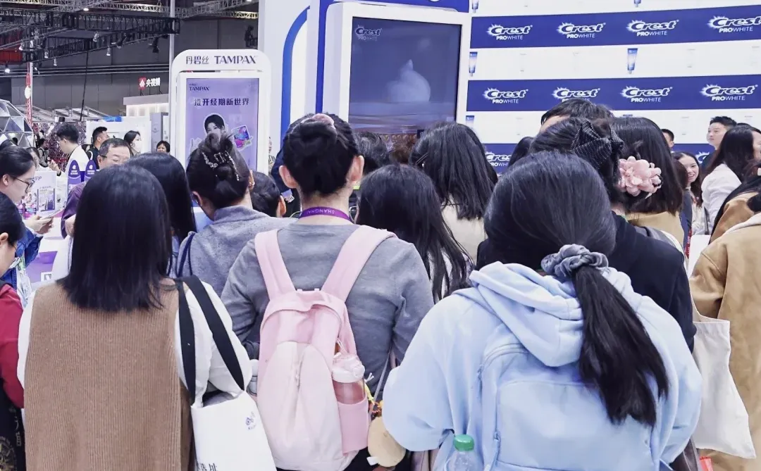 惊喜掉落?| 小佳在进博会又双叒叕宠粉啦