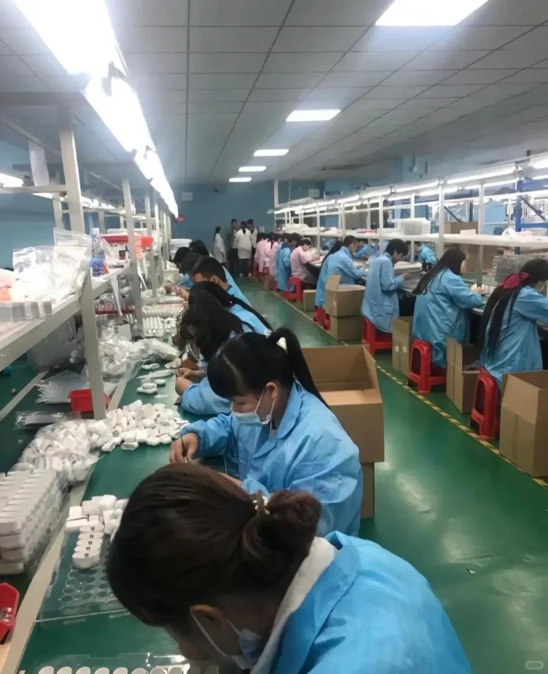 电子厂日常：日薪240元的“流水线人生