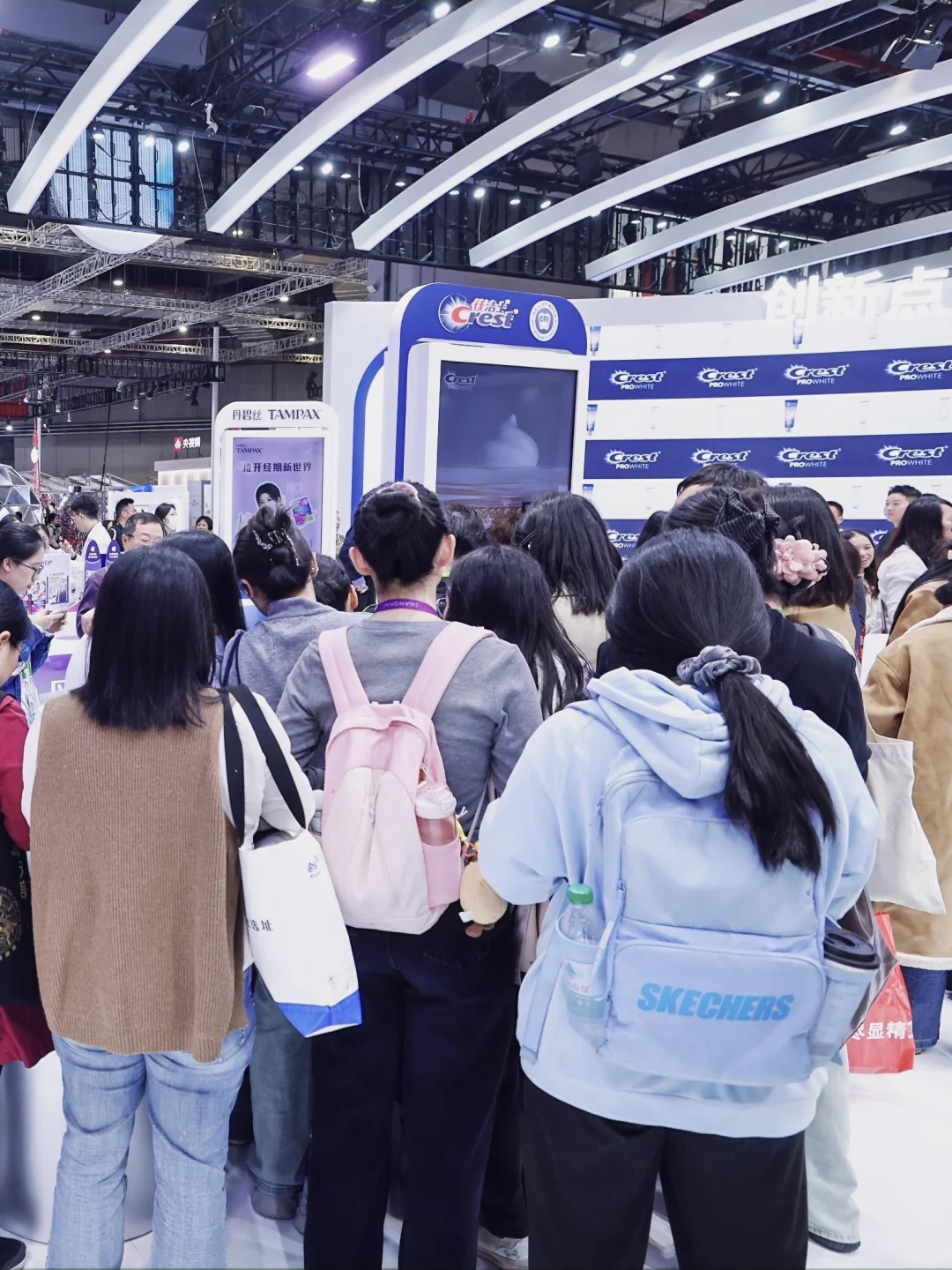 惊喜掉落?| 小佳在进博会又双叒叕宠粉啦