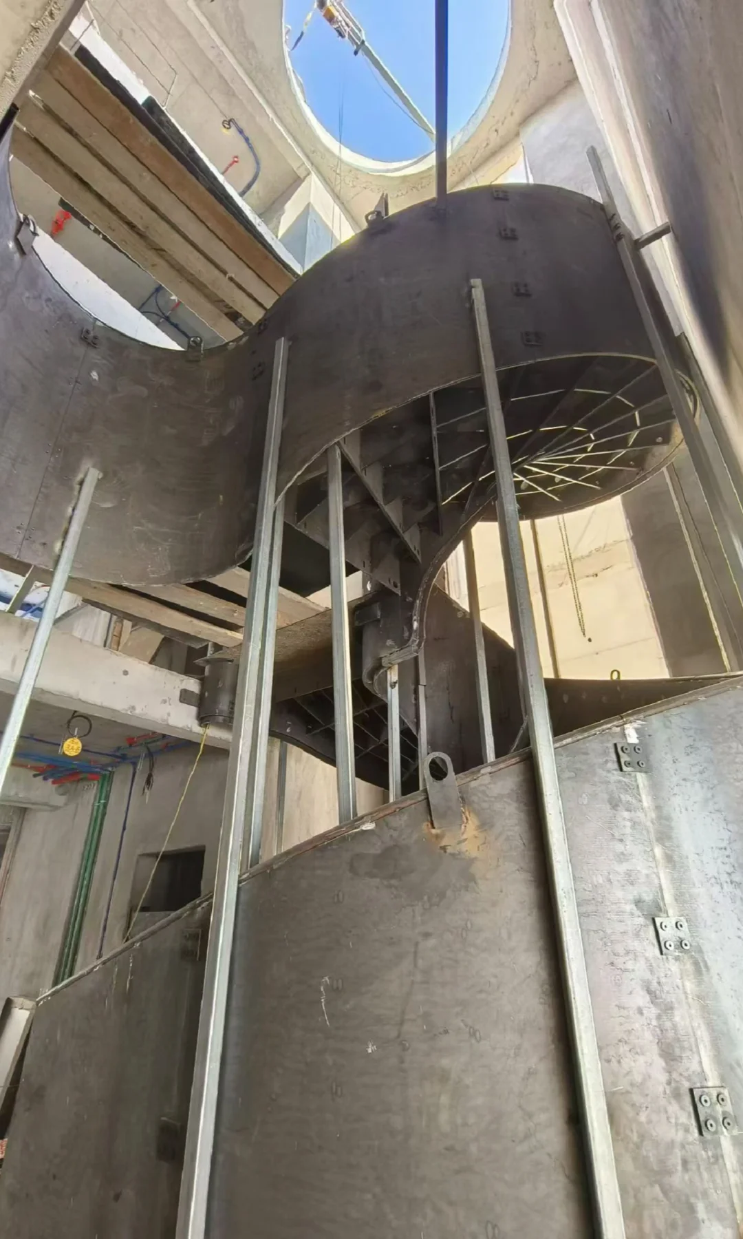 旋转楼梯定制生産线予落地成型效果案例赏析