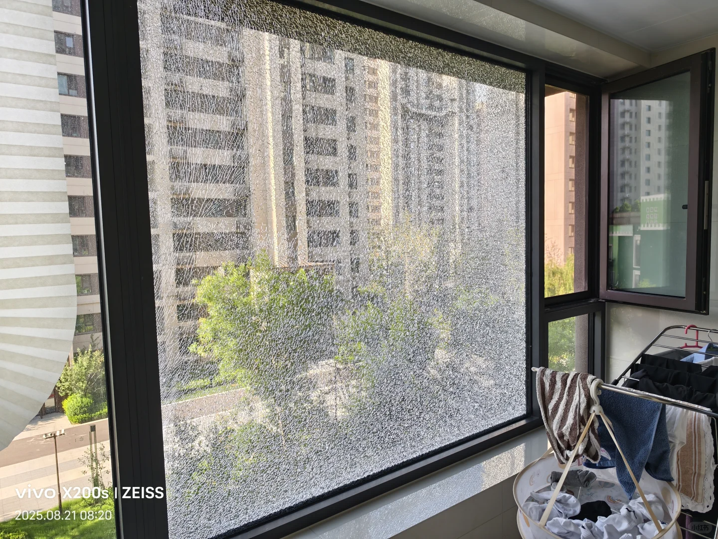 玻璃自爆了，更换却要600安装费