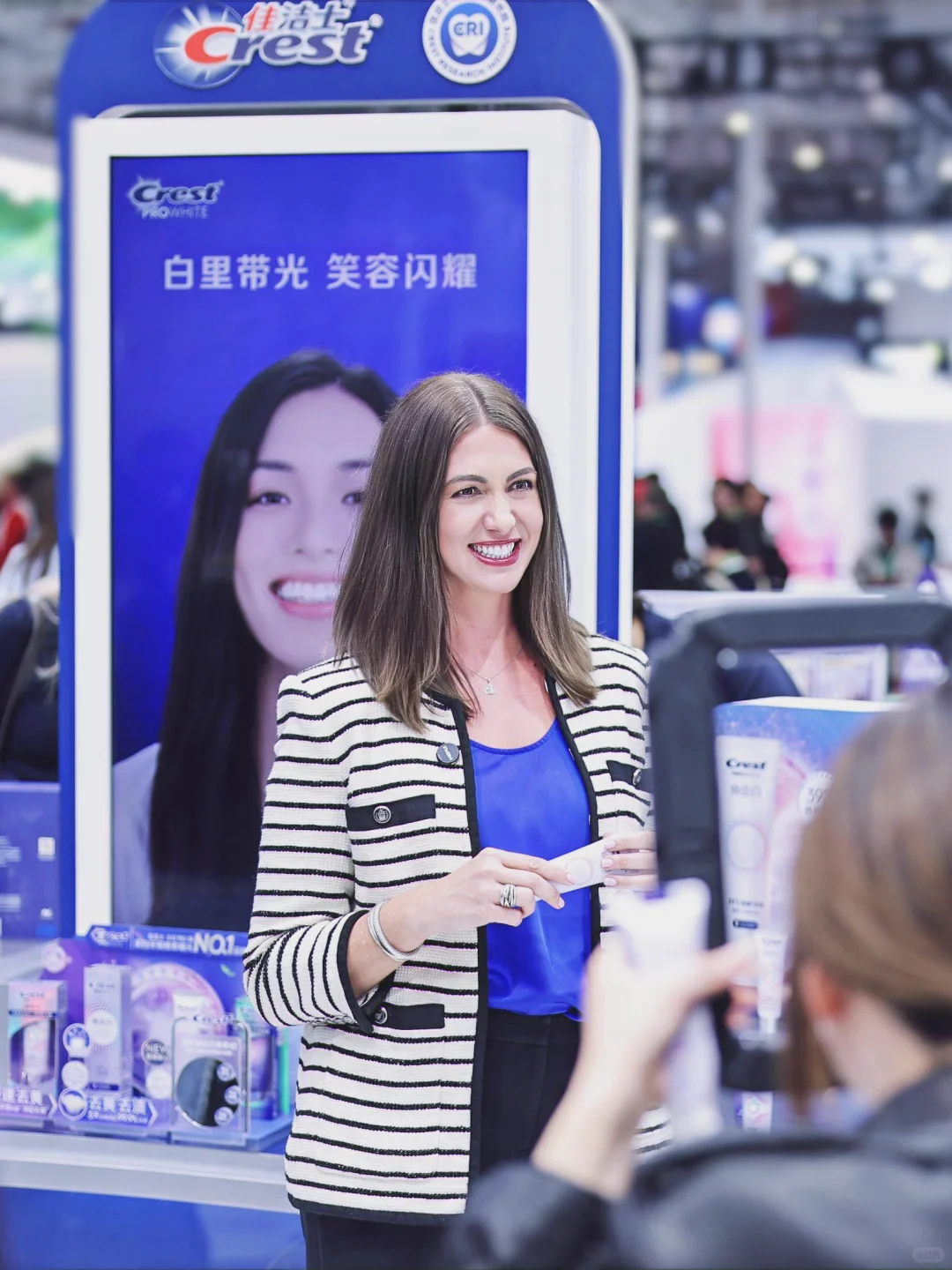 惊喜掉落?| 小佳在进博会又双叒叕宠粉啦