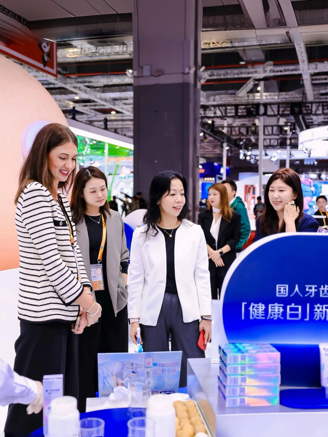 惊喜掉落?| 小佳在进博会又双叒叕宠粉啦