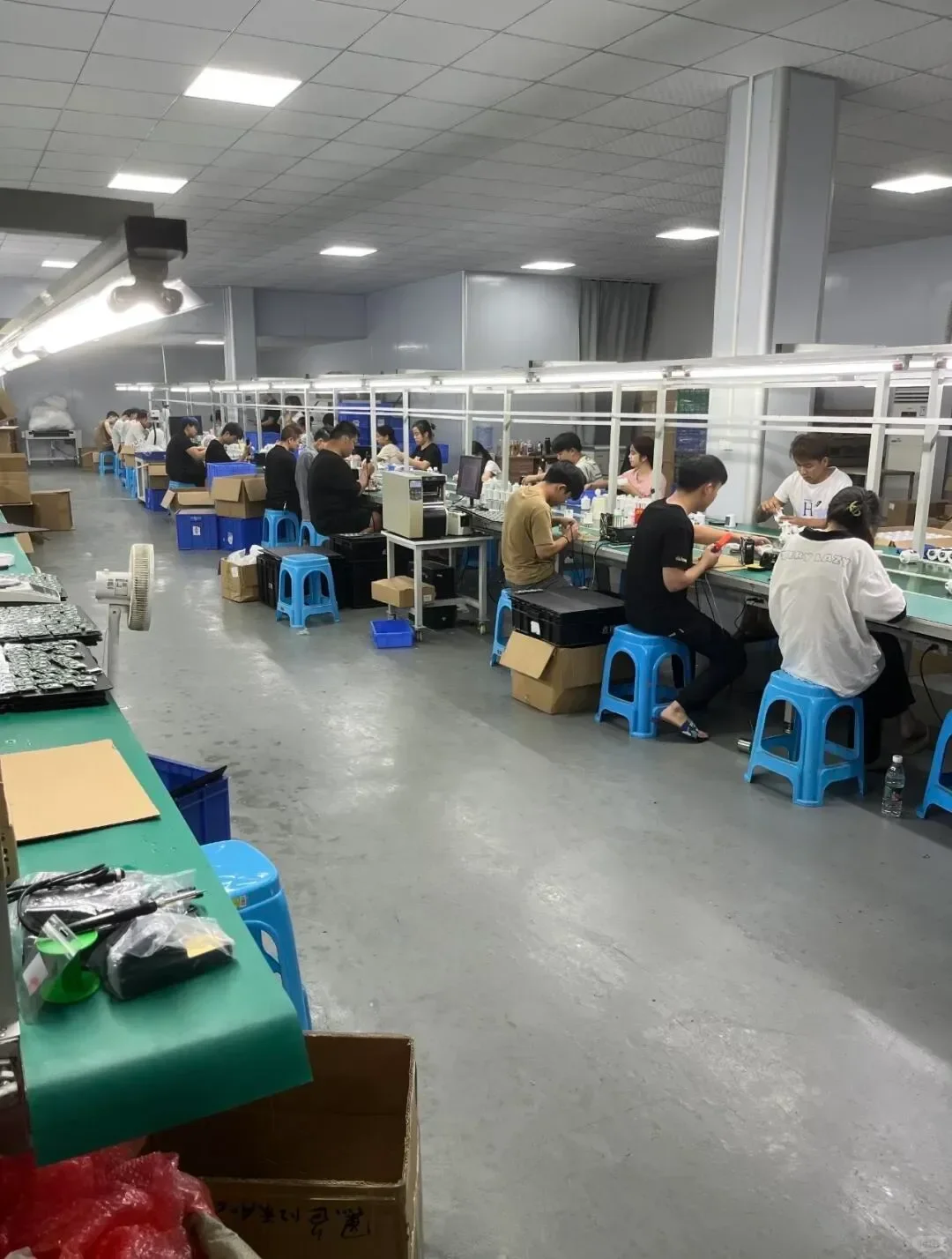 电子厂日常：日薪240元的“流水线人生