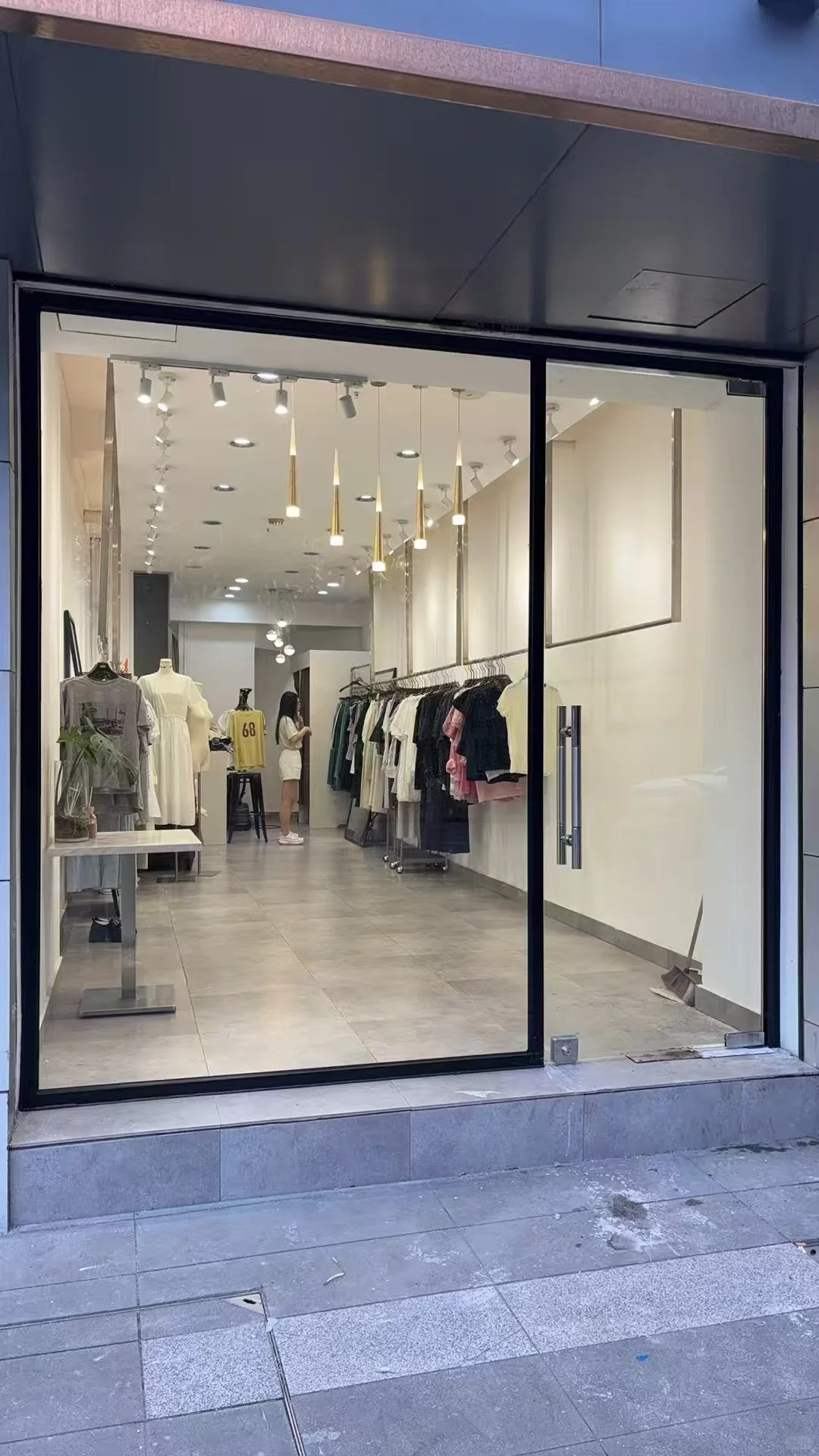 怎么用最少的钱做出高档效果的服装店铺门？