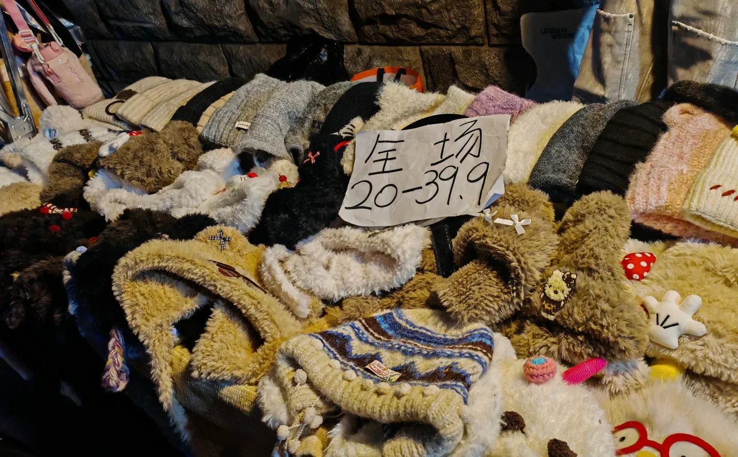 河南牧业经济学院门口帽子！