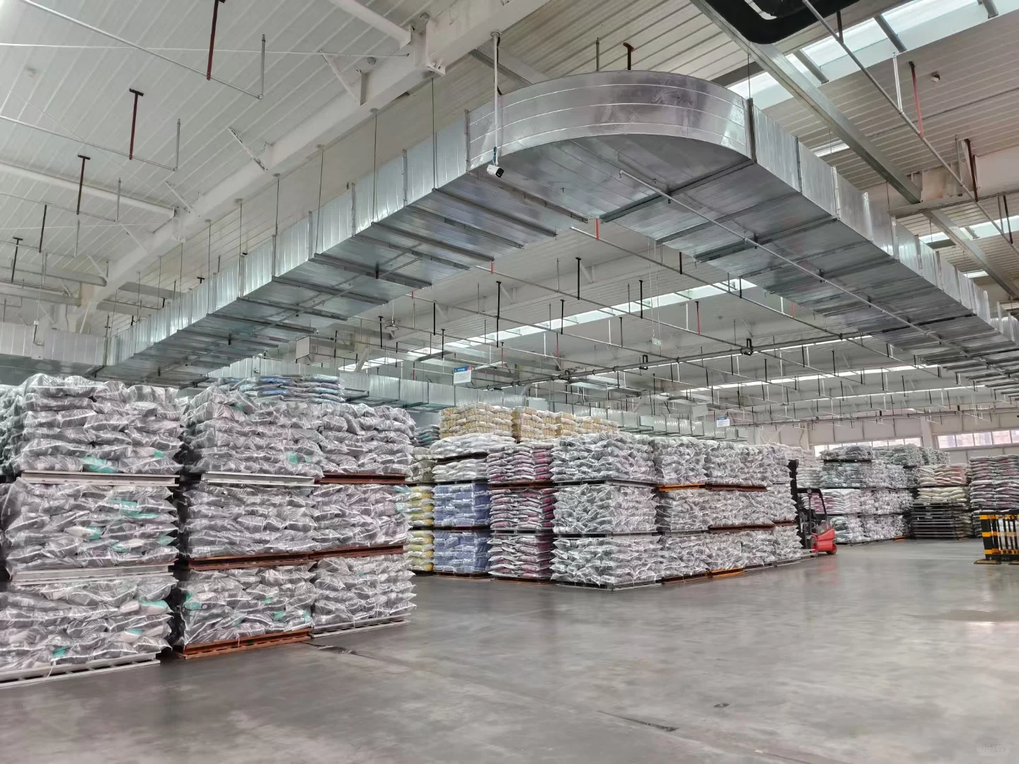 去同学服务的宠物食品厂参观，猜猜是哪里？