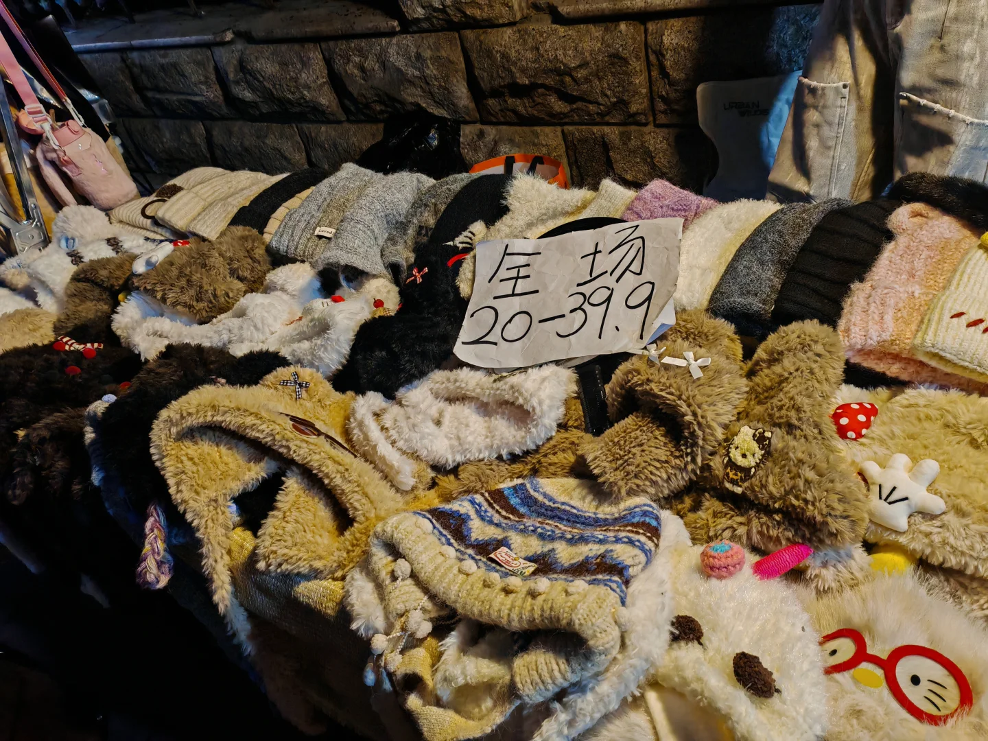 河南牧业经济学院门口帽子！