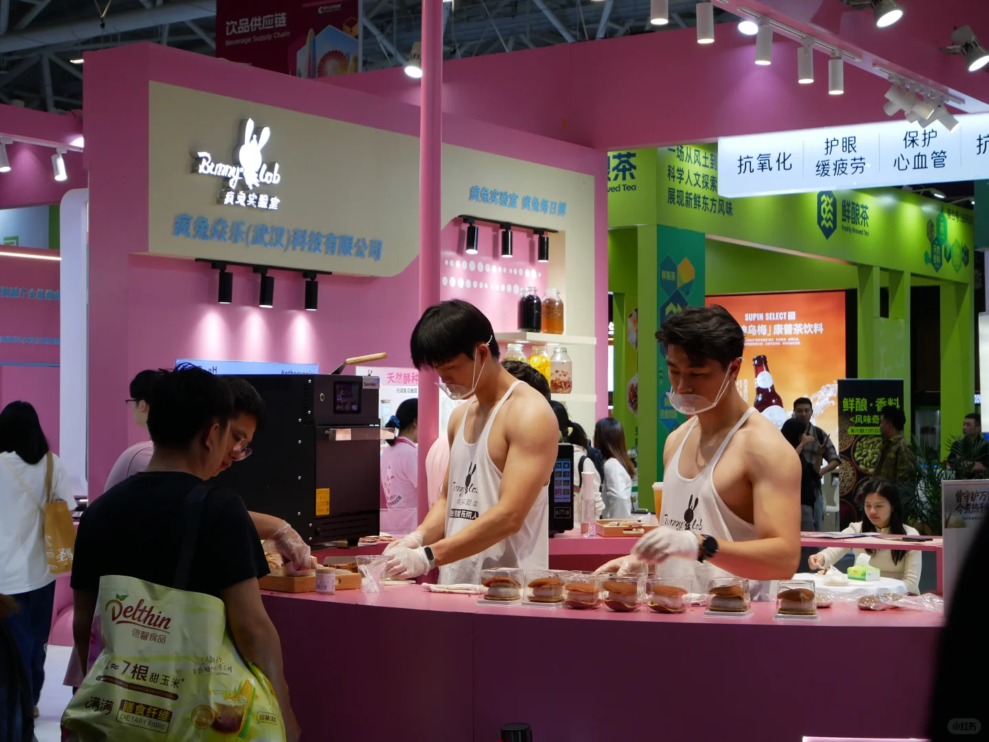 深圳会展上的大胸弟！全场最靓的仔！