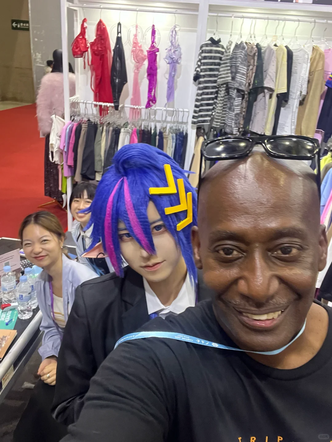 在中国广交会看到了一位打扮独特的