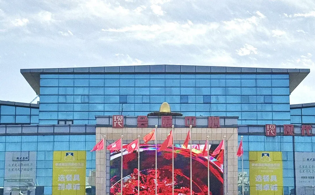 杭州食品市场会展中心广场举办了购物市集✨