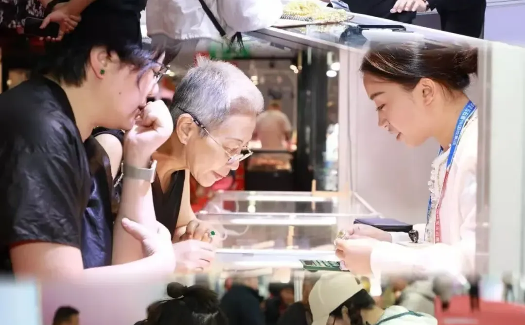 免费参观！珠宝展居然能免费DIY水晶手串✨