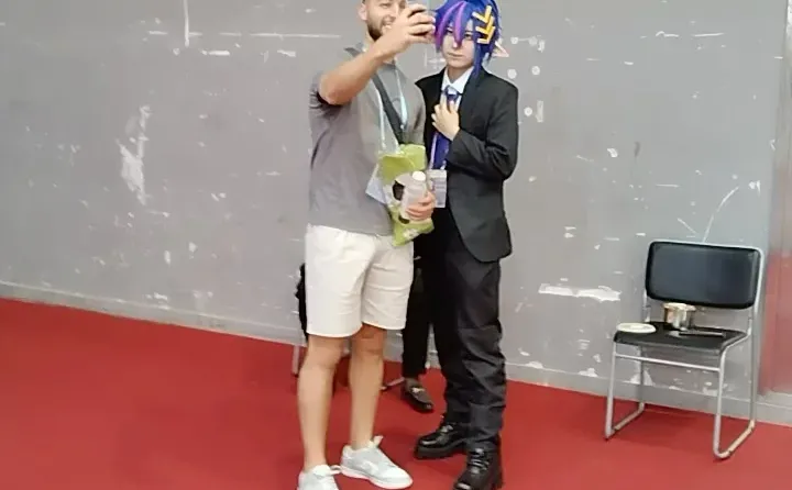 在中国广交会看到了一位打扮独特的