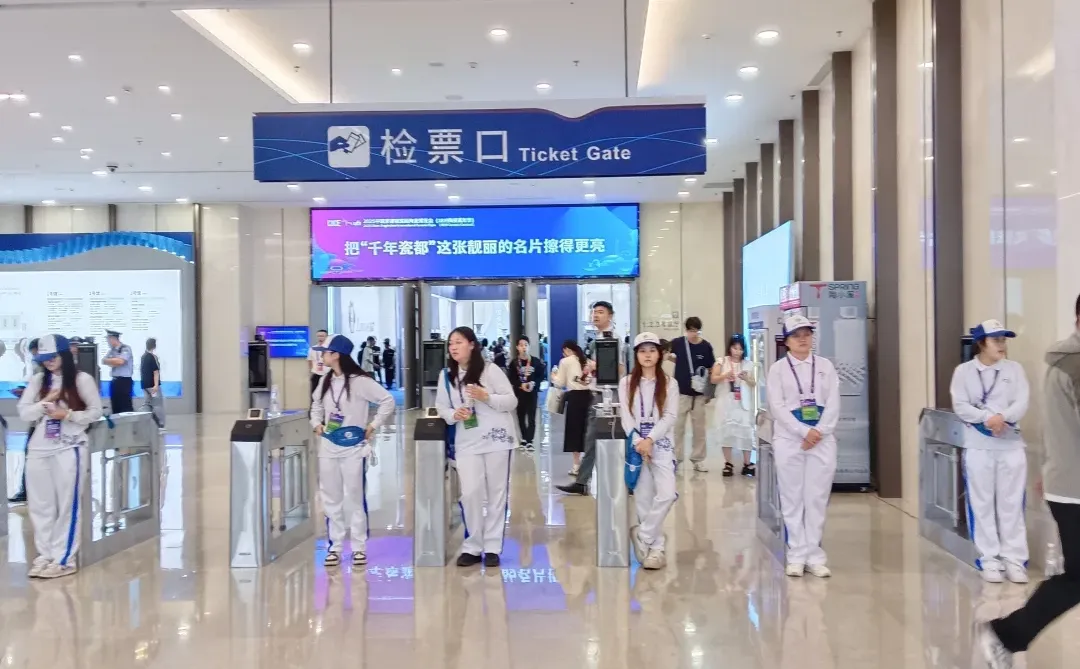 这么大的会议也是让我闯进来了！