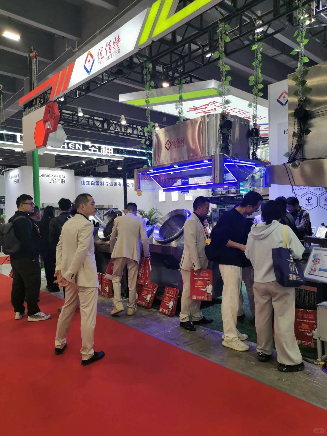 今天我们在广州酒店用品展览会现场