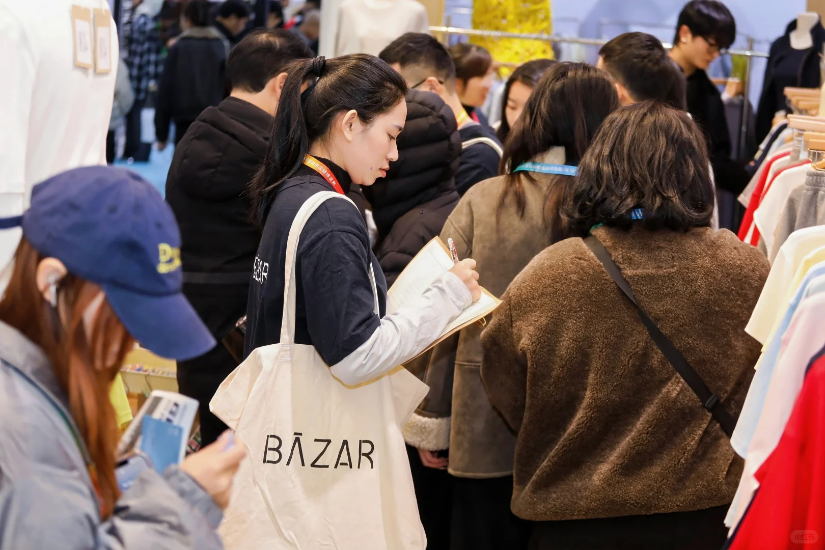 展会首日人气火爆，人流如织！