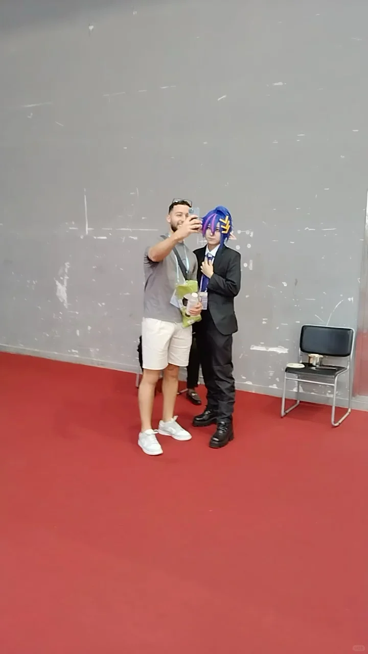 在中国广交会看到了一位打扮独特的