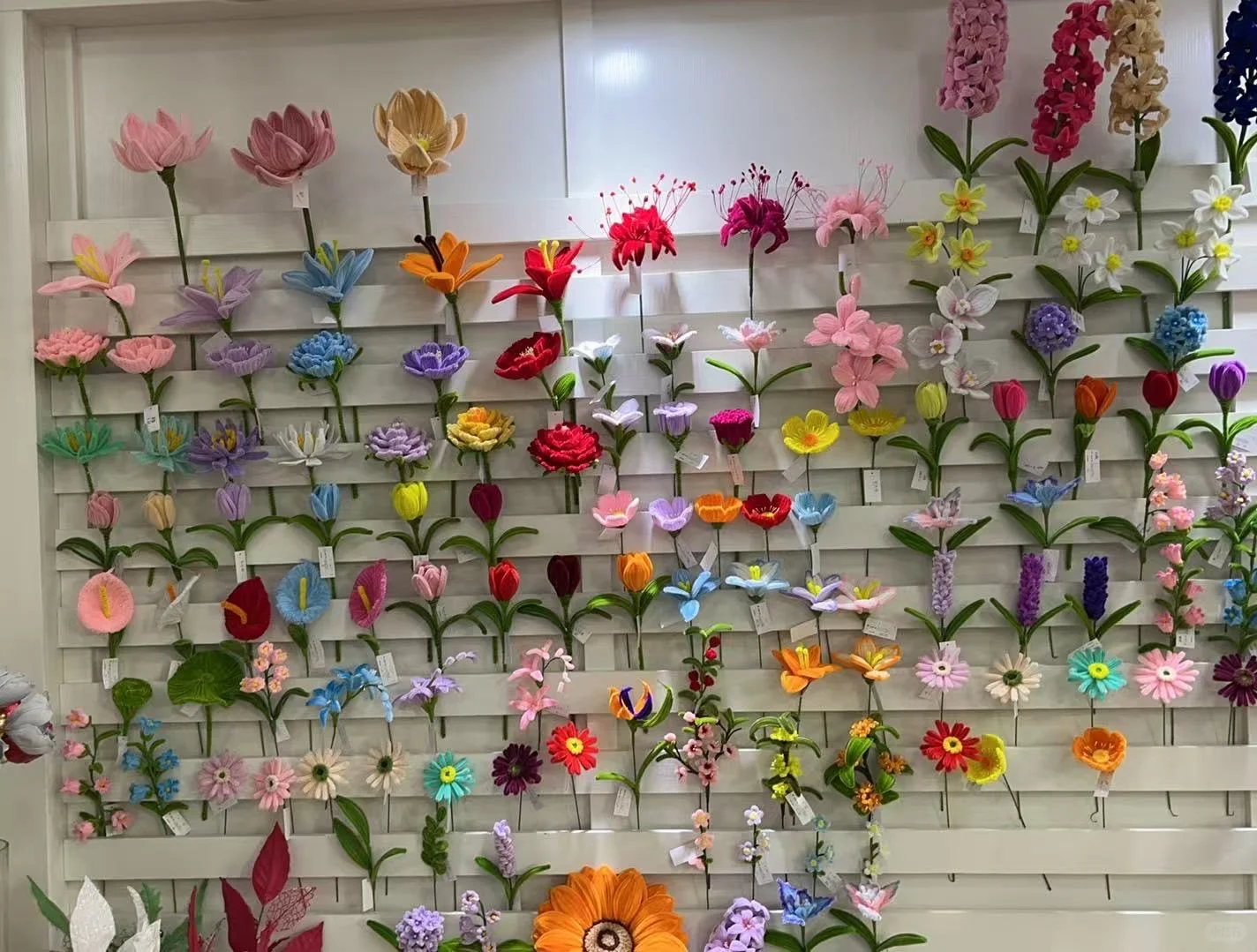 Source Factory: 2000+ Twist Tie Crafts