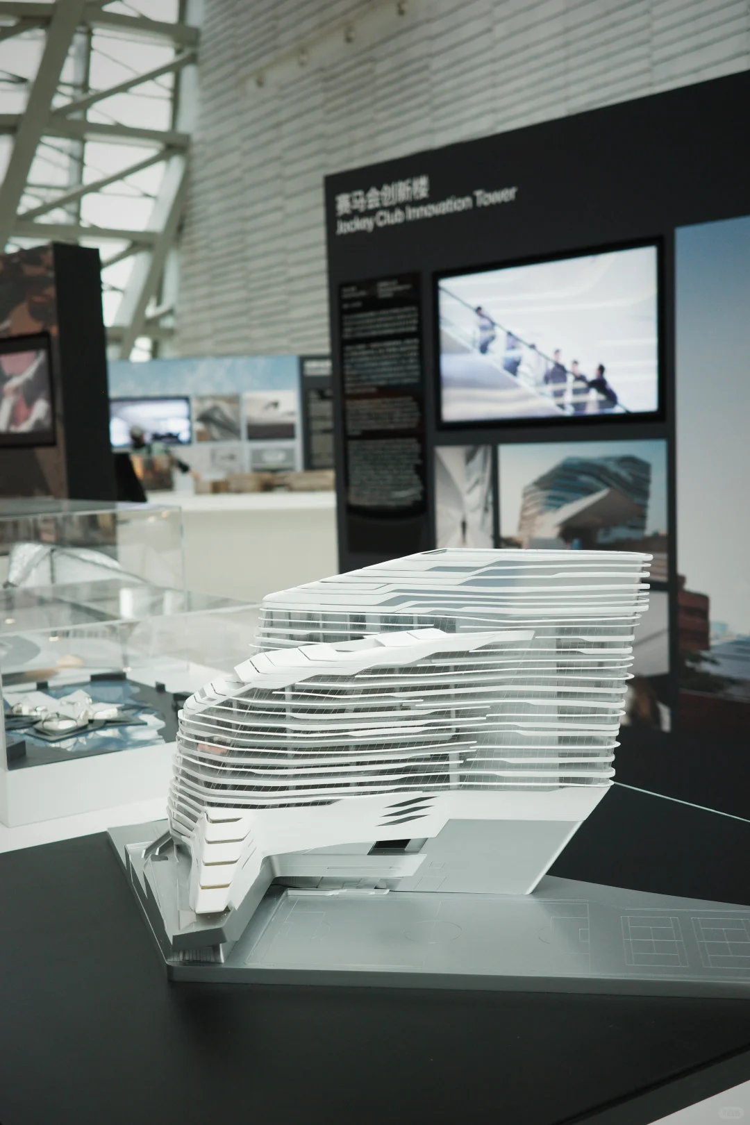 “建筑无垠”扎哈展