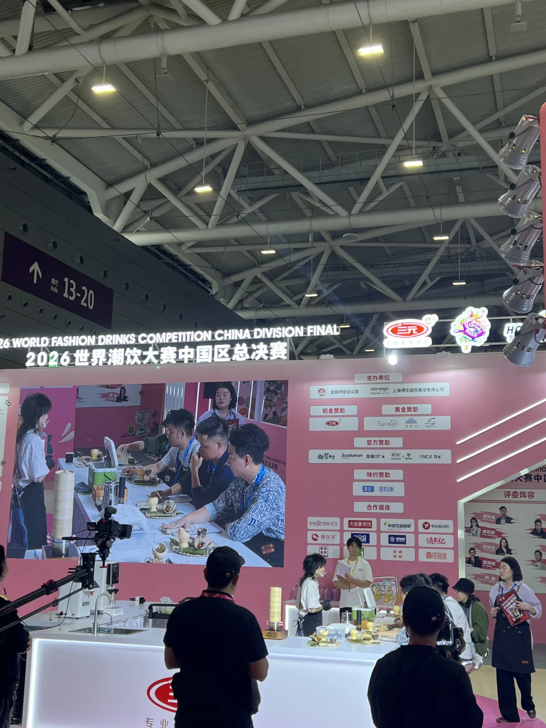 别人是去看展的 我是去蹭吃蹭喝的?