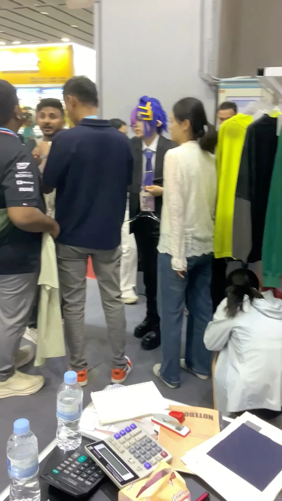 在中国广交会看到了一位打扮独特的