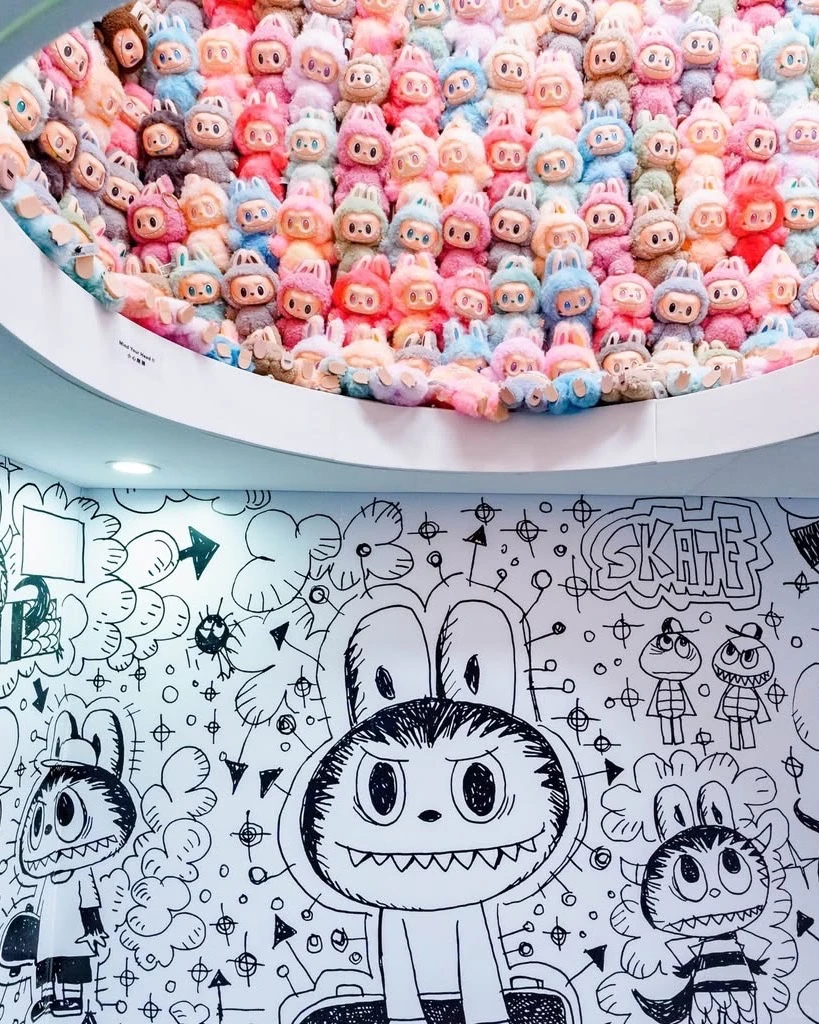 LABUBU 十周年巡展可以看到龙家升的手稿！