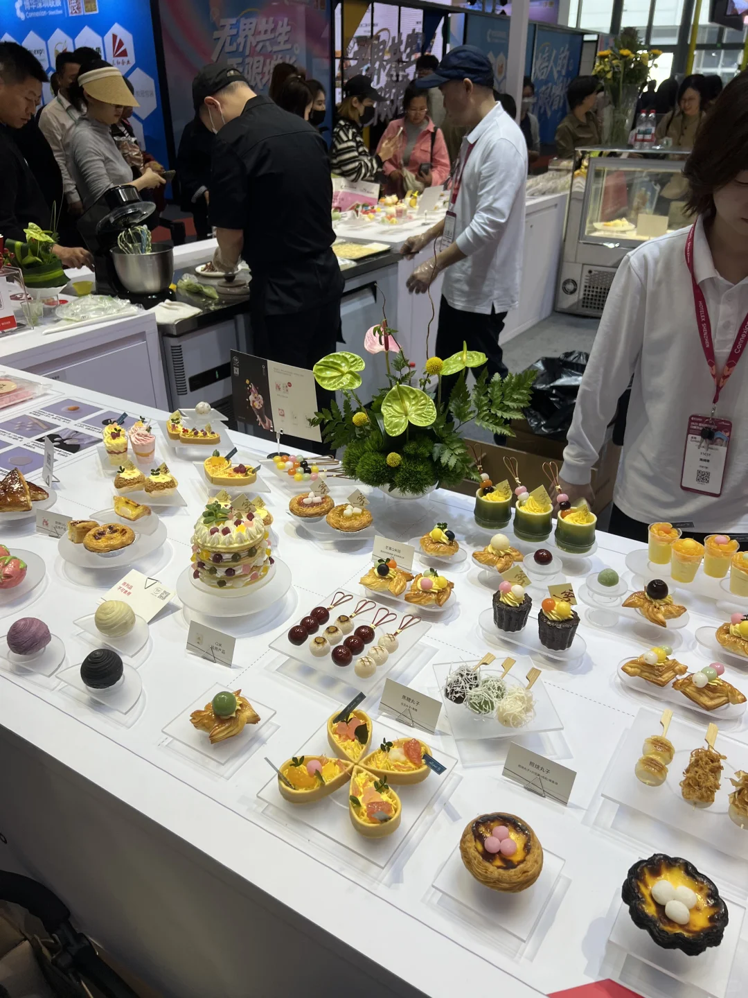 别人是去看展的 我是去蹭吃蹭喝的?