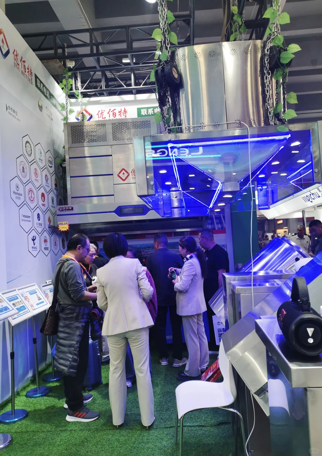 今天我们在广州酒店用品展览会现场