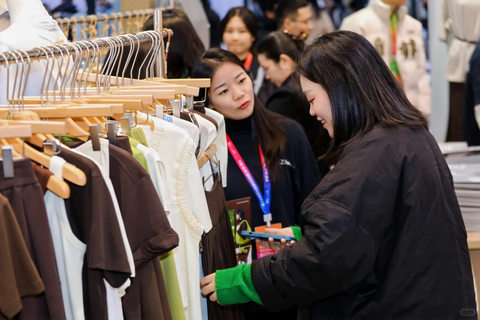 展会首日人气火爆，人流如织！