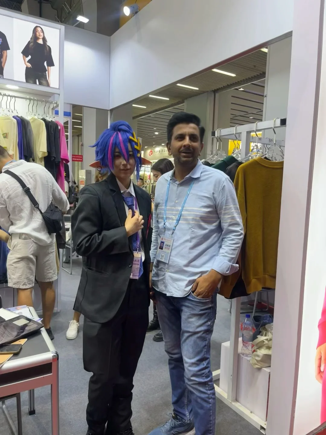 在中国广交会看到了一位打扮独特的