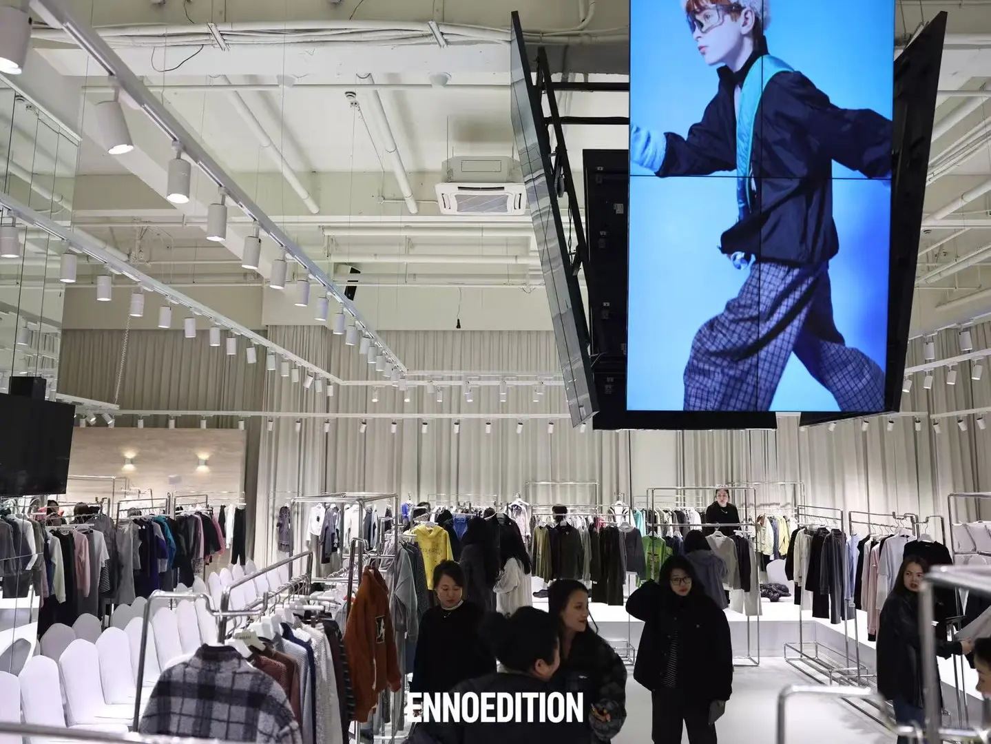 哇～好有氛围感的展台呀！?