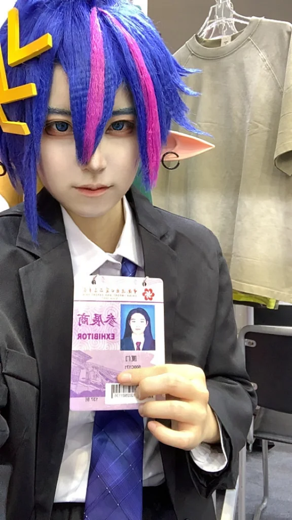 在中国广交会看到了一位打扮独特的