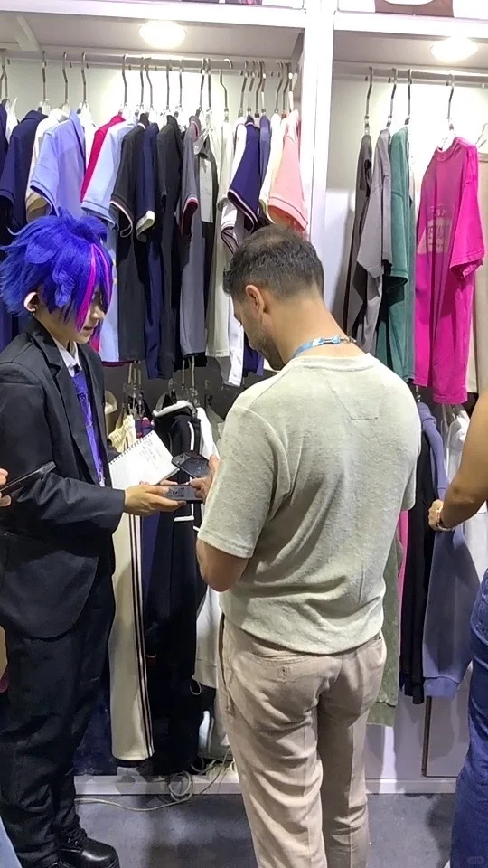 在中国广交会看到了一位打扮独特的