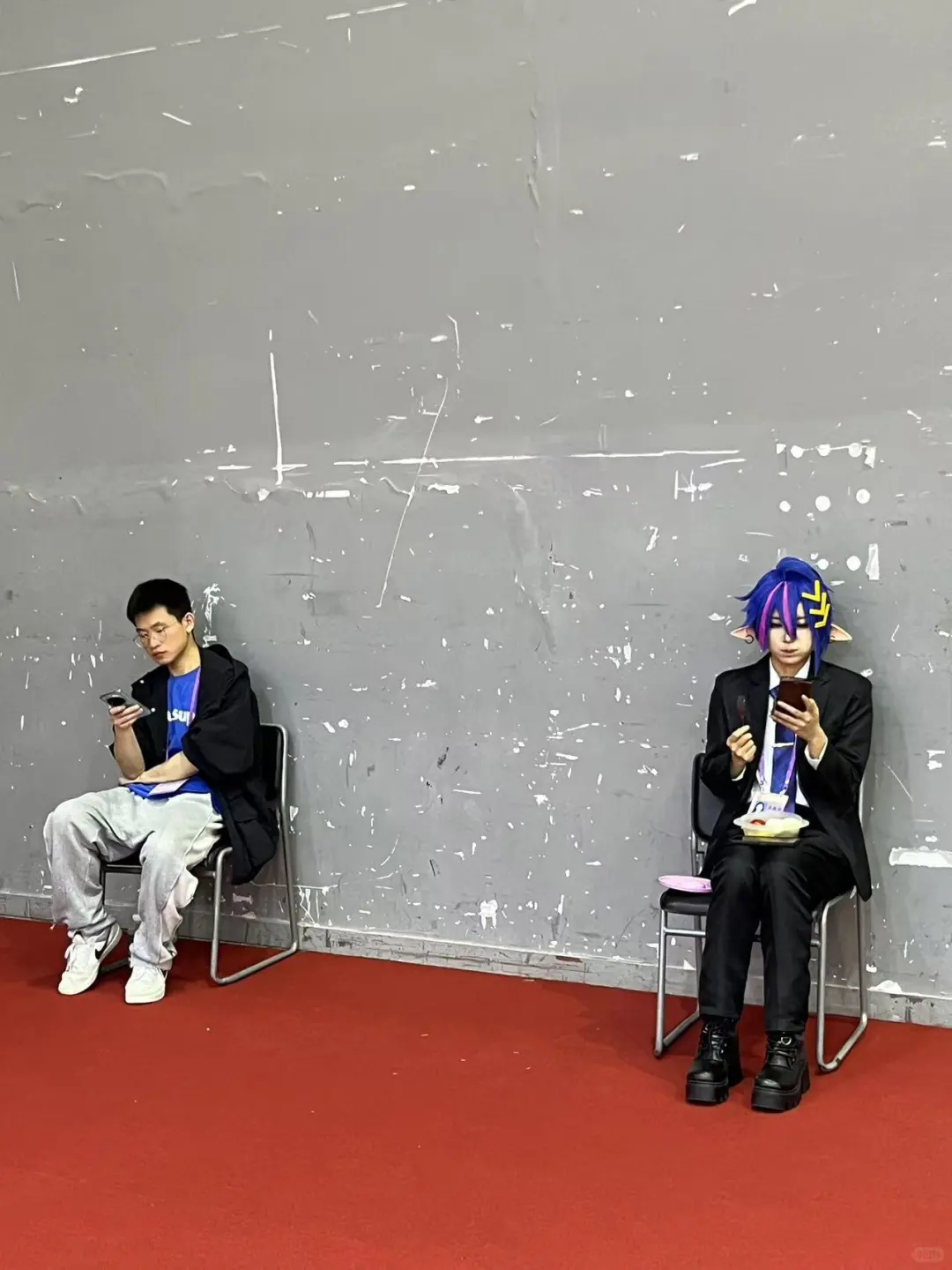 在中国广交会看到了一位打扮独特的