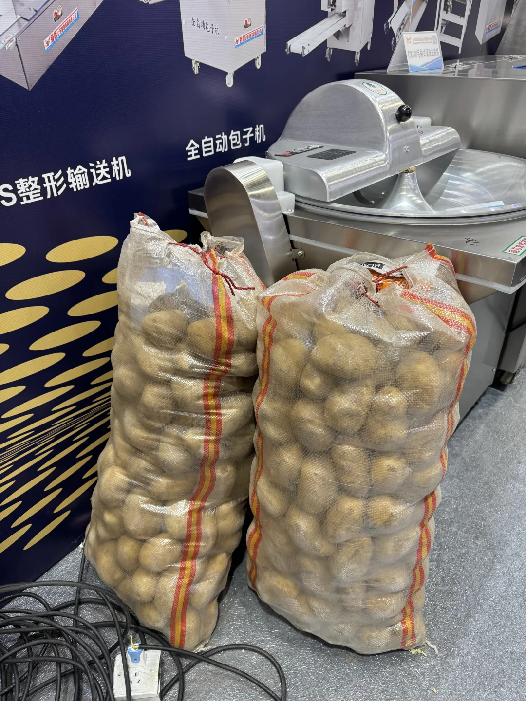 在酒店展做翻译可以吃到好多东西～