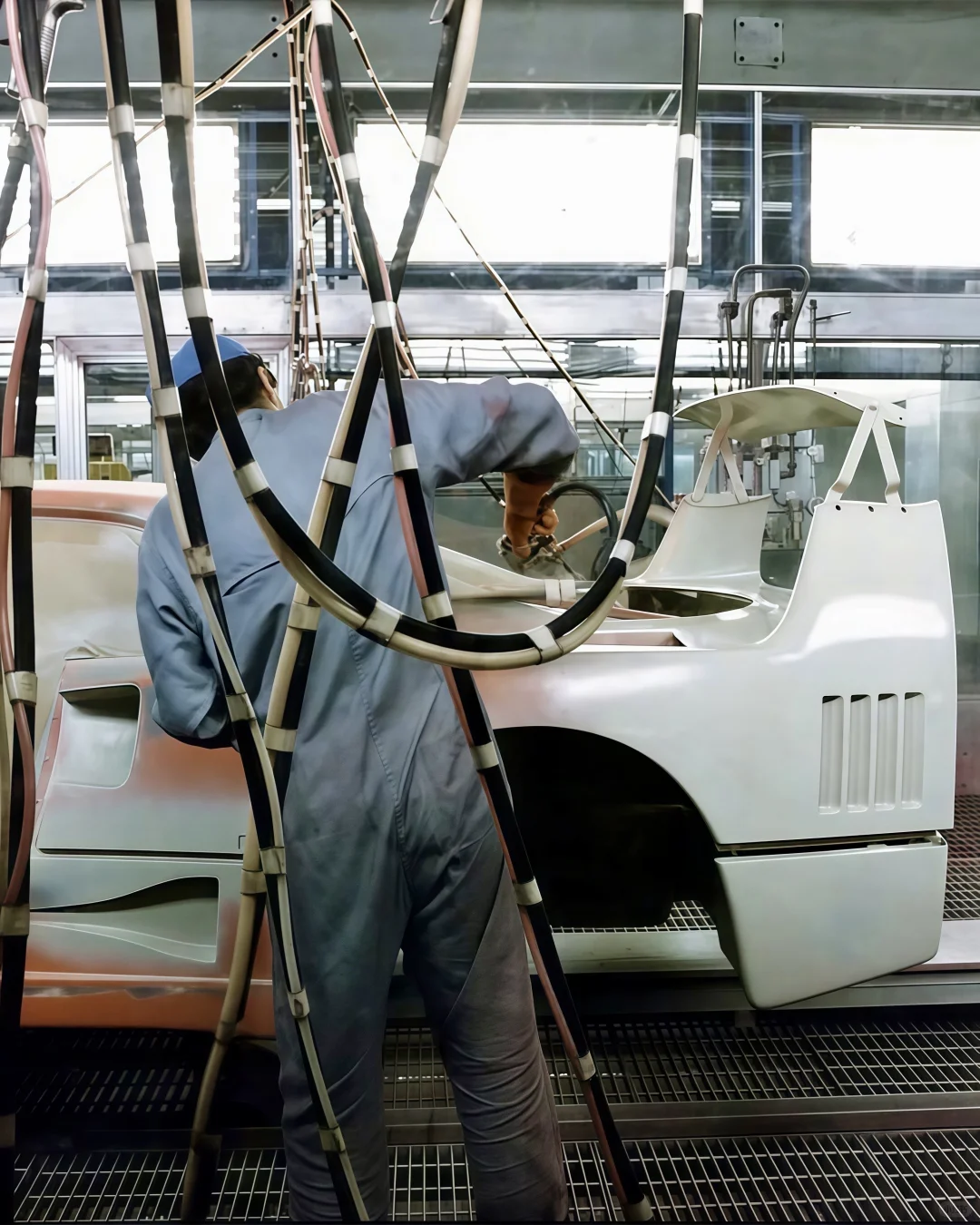 好喜欢看这种法拉利的老厂房生产线?